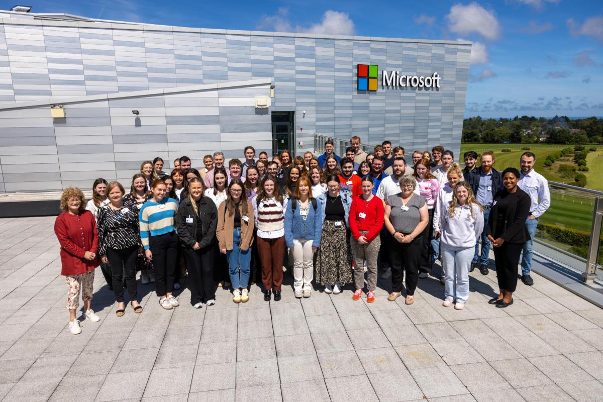 A group shot of the STInt team outside the Microsoft building.