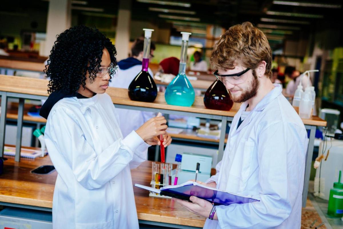 Two studnets working toghether in a lab